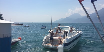 Hotels am See - Art des Seezugangs: hoteleigener Steg - Gardasee - Verona - Vermietung von Motorbooten oder Schlauchbooten, um sich mitten im See zu entspannen.  - Belfiore Park Hotel