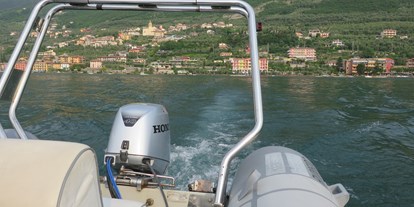 Hotels am See - Gardasee - Verona - Vermietung von Motorbooten oder Schlauchbooten, um sich mitten im See zu entspannen.  - Belfiore Park Hotel