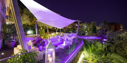 Hotels am See - Gardasee - Verona - Unsere Loungebar heißt Sie herzlich mit einer langen Liste köstlicher Cocktails willkommen.  - Belfiore Park Hotel