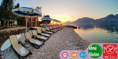 Hotels am See - Wellnessbereich - Italien - Geräumiger Privatstrand nur wenige Meter von unserem Hotel entfernt.  - Hotel Eden Gardasee