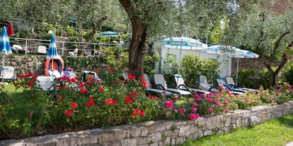 Hotels am See - Hotel unmittelbar am See - Venetien - Großer Garten, um den Schatten unserer Olivenbäume zu genießen.  - Hotel Eden Gardasee