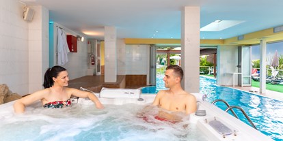Hotels am See - SUP Verleih - Italien - Beheizter Whirlpool. Eine angenehme Idee für ein wenig Entspannung.  - Hotel Eden Gardasee