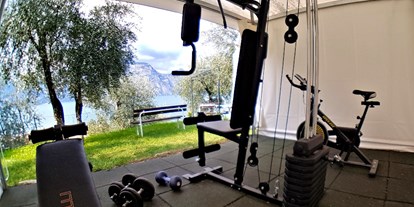 Hotels am See - Garten mit Seezugang - Gardasee - Verona - Um fit zu bleiben, haben wir ein anständiges Fitnessstudio in unserem Garten. Die wichtigsten Werkzeuge für Ihr körperliches Wohlbefinden finden Sie hier.  - Hotel Eden Gardasee