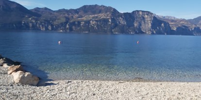 Hotels am See - Hunde: hundefreundlich - Venetien - Strand in Castelletto di Brenzone sul Garda, 100 Mt von Hotel Danieli la Castellana entfernt
 - Hotel Danieli La Castellana
