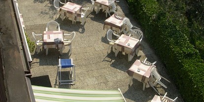 Hotels am See - Hotel unmittelbar am See - Venetien - Terrasse und Garten Hotel delle Rose. - Hotel delle Rose