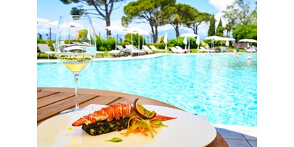 Hotels am See - Balkon - Venetien - Lunch by the pool - Hotel Corte Valier
