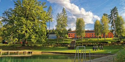Hotels am See - Liegewiese direkt am See - Kärnten - Das Jugend- und Familiengästehaus Cap Wörth mit eigenen Seezugang. - VELDEN CAP WÖRTH