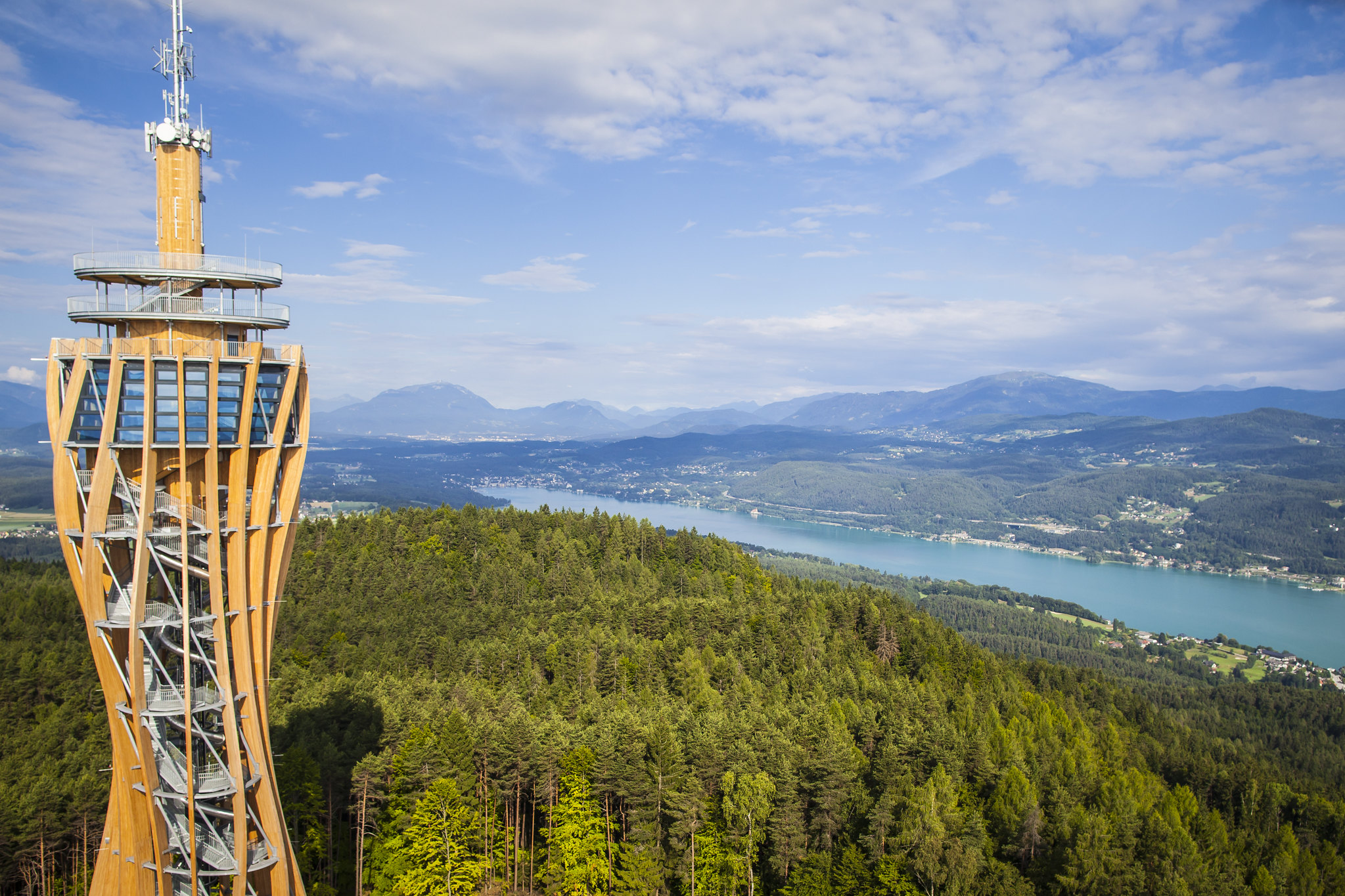 Blick &uuml;ber den See vom Pyramidenkogel aus blaues Wasser gr&uuml;ne W&auml;lder