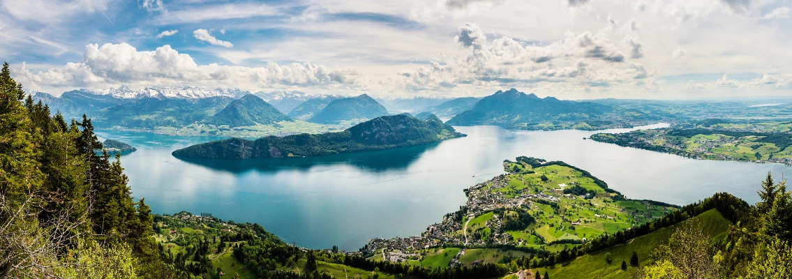Vierwaldstättersee von oben mit Bergen im Hintergrund