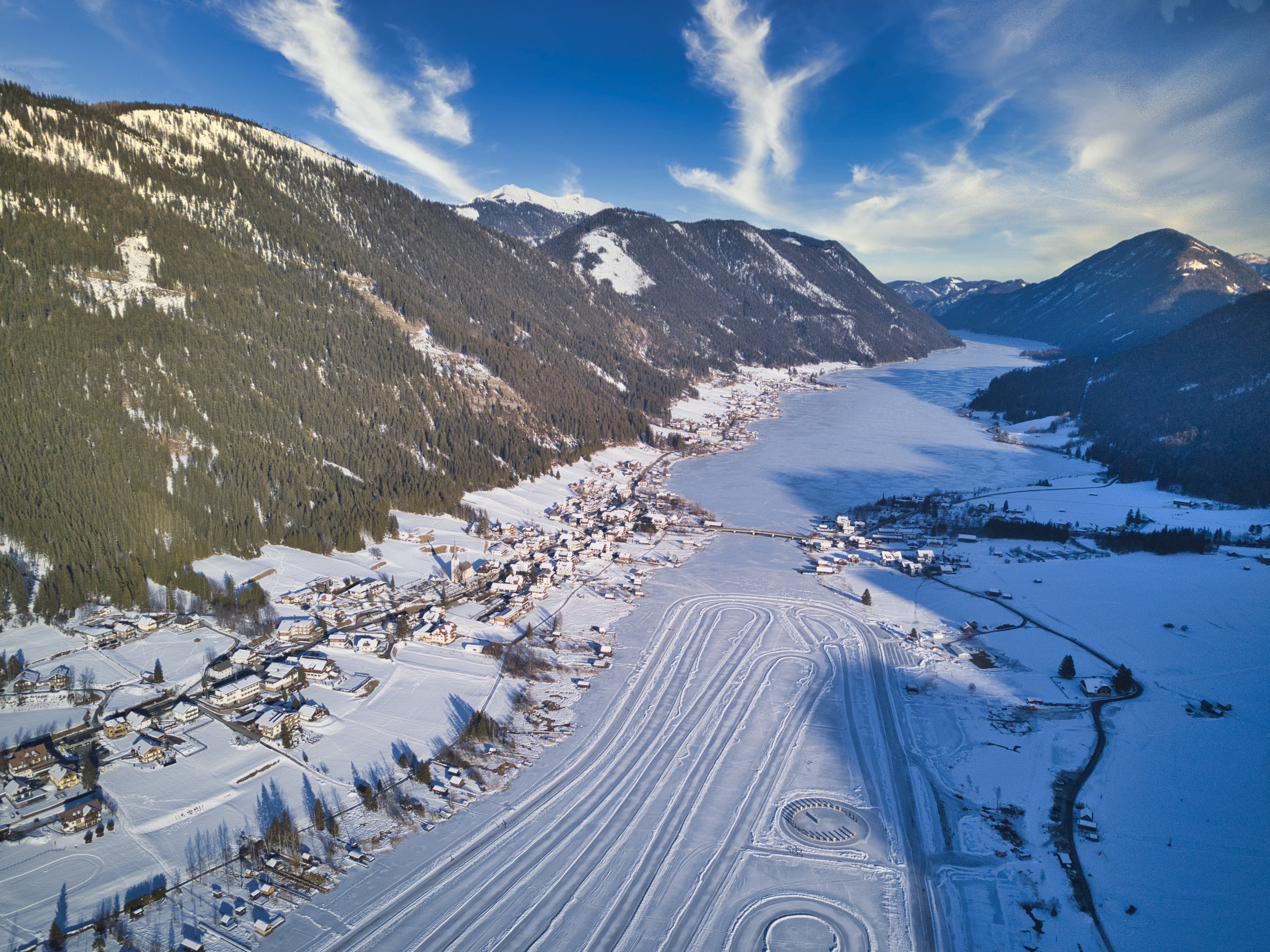 Weissensee im Winter Eislaufspuren am See