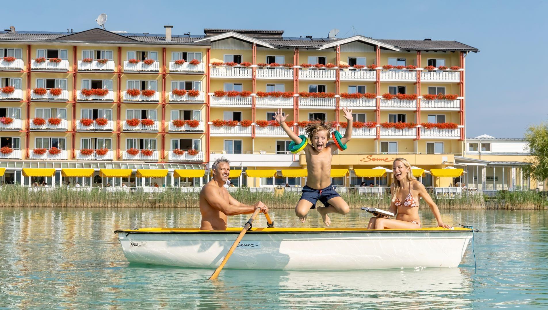 Urlaub am See - Außensicht Hotel Sonne - Baby + Kinderhotel Sonnelino