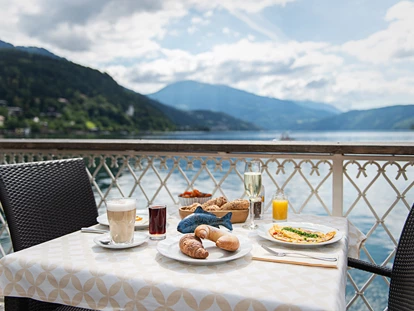 Hotels am See - Zimmer mit Seeblick - Obertschern - Frühstücken auf der Terrasse - Seeglück Hotel Forelle**** S Millstatt