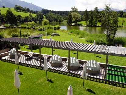 Hotels am See - Pools: Innenpool - Ullach - Pergola mit Schwebeliegen und Muschelliegen am Seeufer - Ritzenhof - Hotel und Spa am See