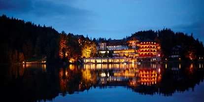 Hotels am See - Art des Seezugangs: hoteleigener Strand - Kärnten - Außenansicht Abend - Hotel Hochschober