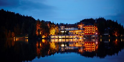 Hotels am See - Liegewiese direkt am See - Österreich - Außenansicht Abend - Hotel Hochschober