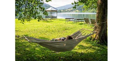 Hotels am See - Massagen - Kärnten - Hängematte mit Seeblick am Strandbad  - Familien - Sportresort BRENNSEEHOF 