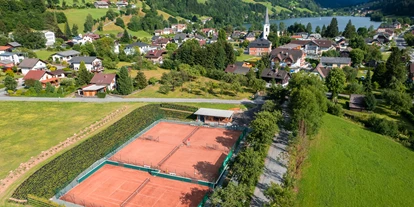 Hotels am See - Pools: Innenpool - Hundsdorf (Arriach) - Tennisarena  - Familien - Sportresort BRENNSEEHOF 