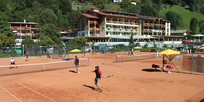Hotels am See - Pools: Außenpool beheizt - Hundsdorf (Arriach) - Tennisspiel  - Familien - Sportresort BRENNSEEHOF 