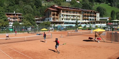 Hotels am See - Bettgrößen: Queen Size Bett - Feld am See - Tennisspiel  - Familien - Sportresort BRENNSEEHOF 