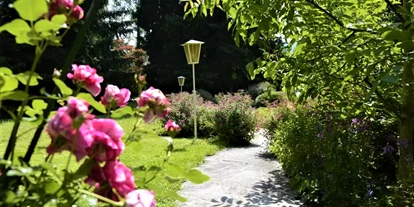 Hotels am See - Uferweg - Hotel Seehof Mondsee Garten. Perfekt für romantische Spaziergänge - Hotel Seehof Mondsee