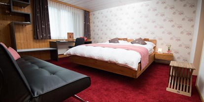 Hotels am See - Liegewiese direkt am See - Sachseln - Dreibettzimmer mit Bergblick ohne Balkon - Panoramahotel-Restaurant Roggerli