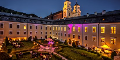 Hotels am See - Pools: Innenpool - Anger (Faistenau) - Schlossgarten Abend - Schlosshotel Mondsee