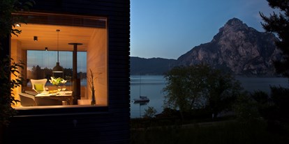 Hotels am See - Bettgrößen: Doppelbett - Steinhübl - Bei Nacht - SEE 31, Ferienlofts am Traunsee