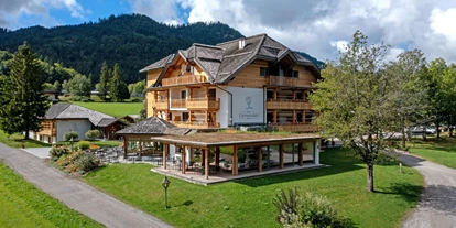 Hotels am See - Liegewiese direkt am See - Grünburg (Hermagor-Pressegger See) - Das Leonhard - Naturparkhotel am Weissensee - Naturparkhotel Das Leonhard