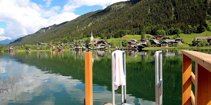 Hotels am See - Umgebungsschwerpunkt: Berg - Regitt - Badesteg mit Blick zur Evang. Kirche in Techendorf - Seehaus Winkler