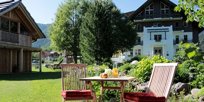 Hotels am See - Fritzendorf - Terrasse beim Saunahaus - links das Spielhaus, dahinter der Volleyballplatz und der Fußballplatz und rechts hinten unser Seehaus - Seehaus Winkler