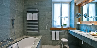 Hotels am See - Haartrockner - Schweiz - Badezimmer mit Granit und Marmor aus der Umgebung - Parkhotel Margna