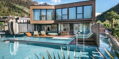 Hotels am See - Liegewiese direkt am See - Südtirol - Meran - Quellenhof See Lodge - Adults only