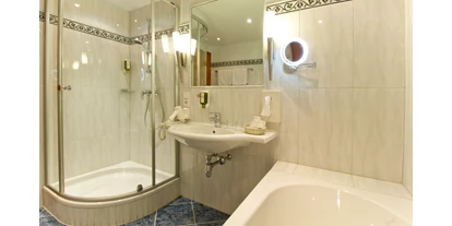 Hotels am See - WLAN - Oberösterreich - Badezimmer (Badewanne & Dusche)
WC extra - Seeböckenhotel Zum Weissen Hirschen