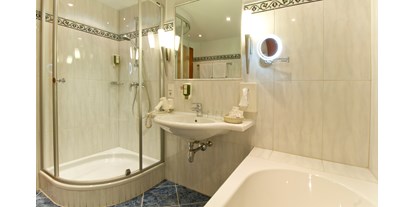 Hotels am See - Region Wolfgangsee - Badezimmer (Badewanne & Dusche)
WC extra - Seeböckenhotel Zum Weissen Hirschen