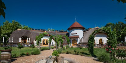 Hotels am See - Terrasse - PLZ 7152 (Österreich) - Rustikale Csarda - Restaurant in unserer Anlage - VILA VITA Pannonia