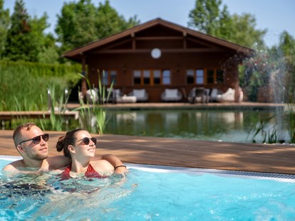 Hotels am See - Liegewiese direkt am See - Österreich - Relax-Outdoor-Pool im Wellness- und Saunparc - VILA VITA Pannonia