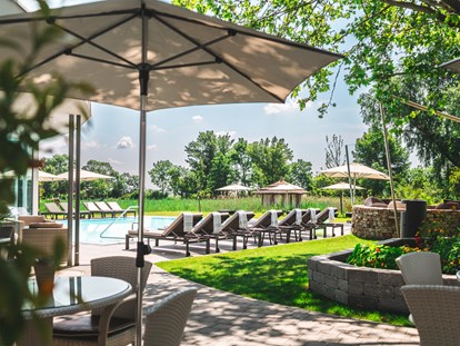 Hotels am See - Abendmenü: 3 bis 5 Gänge - Neusiedler See - beheizter Pool Outdoor angrenzend zum Wellness Bistro - VILA VITA Pannonia