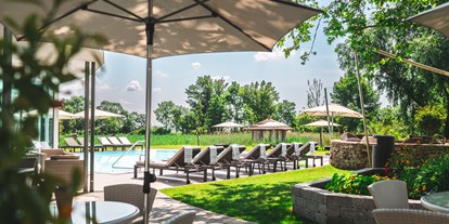 Hotels am See - Kinderbetreuung - Podersdorf am See - beheizter Pool Outdoor angrenzend zum Wellness Bistro - VILA VITA Pannonia
