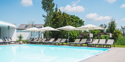 Hotels am See - Pools: Schwimmteich - Burgenland - beheizter Pool Outdoor - von Innen begehbar - VILA VITA Pannonia