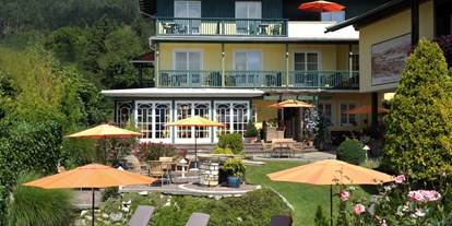 Hotels am See - Art des Seezugangs: hoteleigener Strand - Klagenfurt - WUNDERs Ferienpension in Pörtschach mit Blick auf den See  - WUNDERs Ferienpension