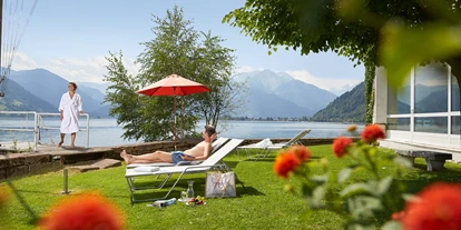 Hotels am See - Pools: Innenpool - Österreich - Hauseigene Liegewiese - GRAND HOTEL ZELL AM SEE