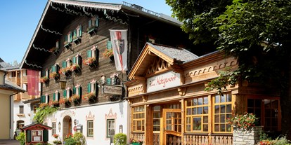 Hotels am See - Liegewiese direkt am See - Weikersbach - Vorderansicht Romantikhotel Zell am See - RomantikHotel Zell Am See