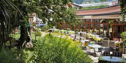 Hotels am See - Hotel unmittelbar am See - Pichl (Bruck an der Großglocknerstraße) - Rosengarten mit Terrasse - RomantikHotel Zell Am See