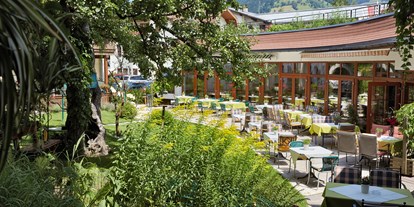 Hotels am See - Badewanne - Wiesing (Saalfelden am Steinernen Meer) - Rosengarten mit Terrasse - RomantikHotel Zell Am See