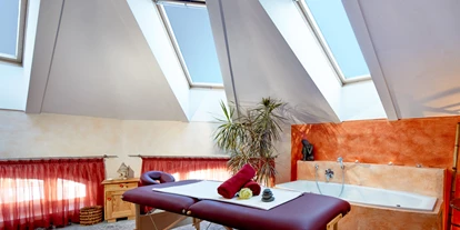 Hotels am See - Art des Seezugangs: Strandbad - Sonnrain (Leogang) - Wellnessbereich / Massage - RomantikHotel Zell Am See