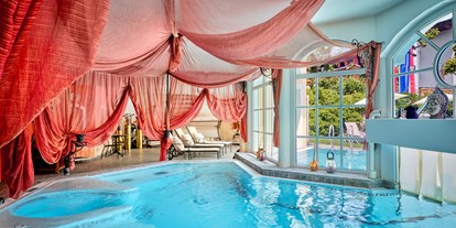 Hotels am See - Abendmenü: à la carte - Salzburg - Wellnessbereich / Innenpool - RomantikHotel Zell Am See