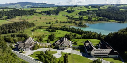 Hotels am See - Hof bei Salzburg - Vogelperspektive - Arabella Jagdhof Resort am Fuschlsee