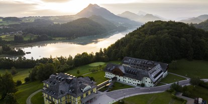 Hotels am See - Hof bei Salzburg - Das Arabella Jagdhof Resort am Fuschlsee in der Morgensonne - Arabella Jagdhof Resort am Fuschlsee