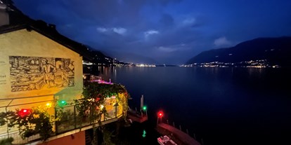 Hotels am See - Unterkunftsart: Hotel - Lago Maggiore - Posta al lago am Abend - Art Hotel Posta al lago