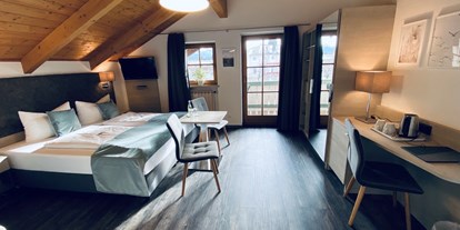 Hotels am See - Art des Seezugangs: öffentlicher Seezugang - Region Chiemsee - Doppelzimmer 22m² - Berg-& Seeblick - Hotel Möwe am See